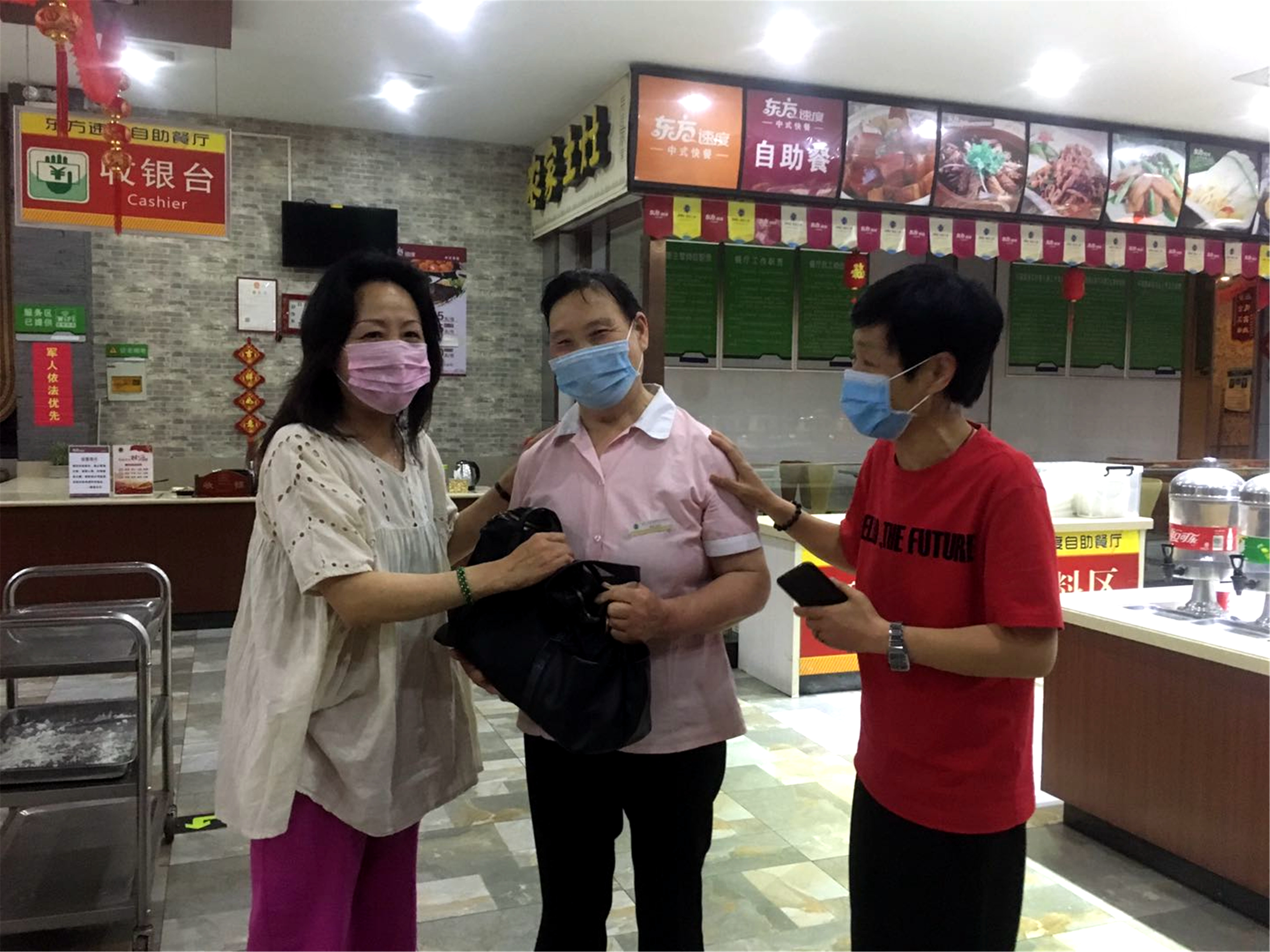 許昌服務(wù)區(qū)員工拾金不昧.jpg 許昌服務(wù)區(qū)員工拾金不昧.jpg