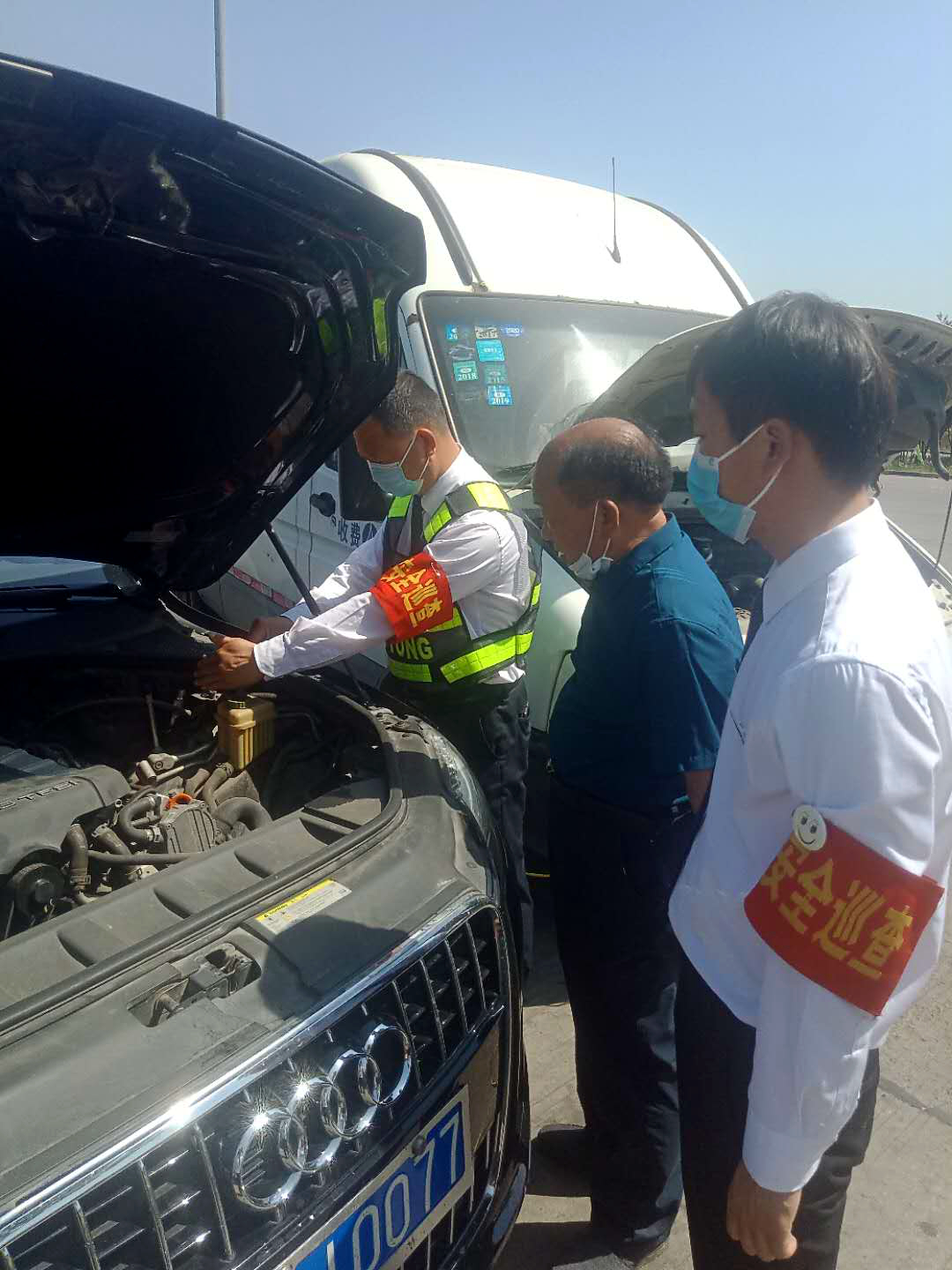 汝陽服務(wù)區(qū)幫助司乘維修車輛.jpg 汝陽服務(wù)區(qū)幫助司乘維修車輛.jpg