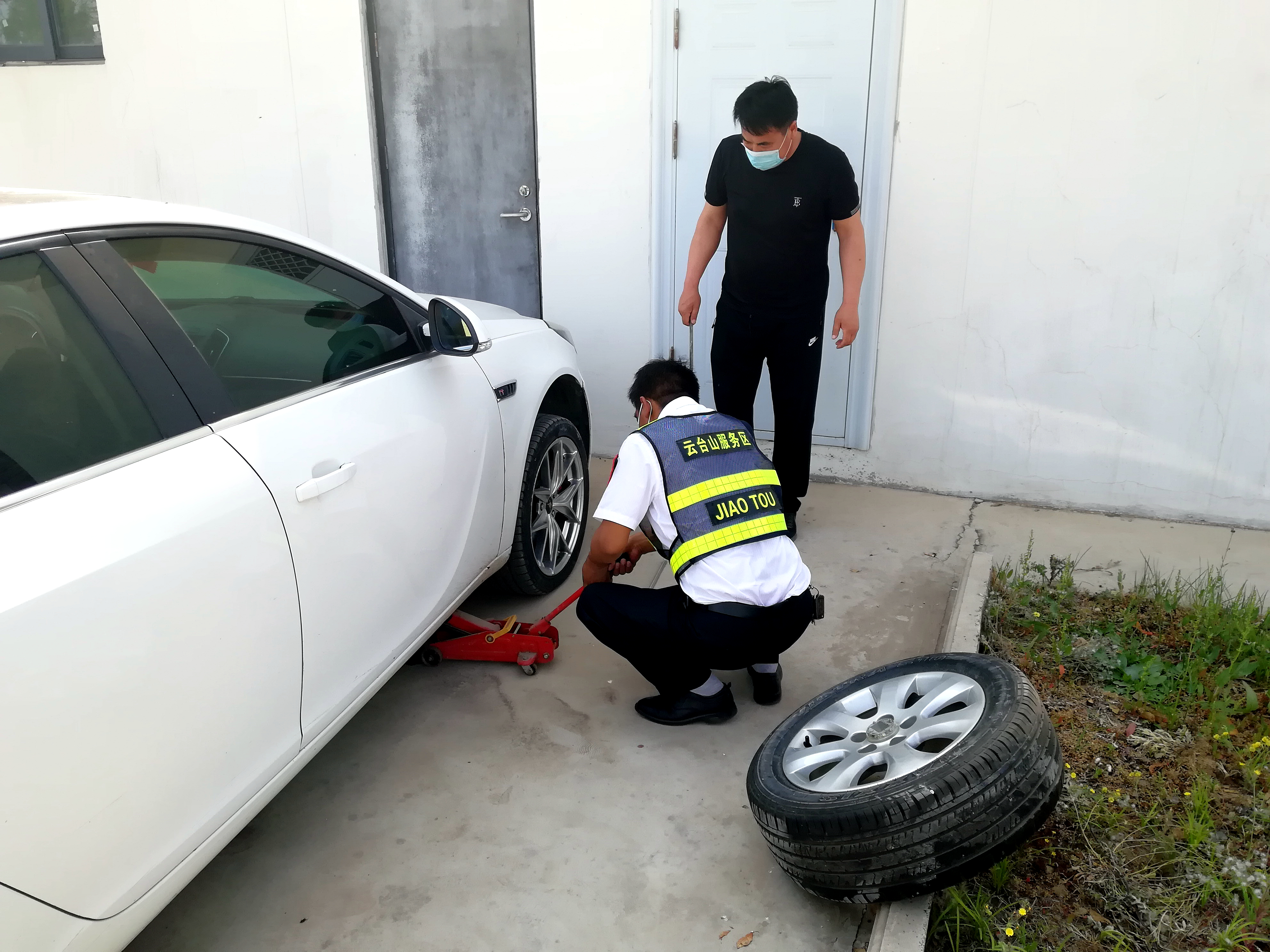 云臺山服務(wù)區(qū)幫助司乘更換輪胎.jpg 云臺山服務(wù)區(qū)幫助司乘更換輪胎.jpg
