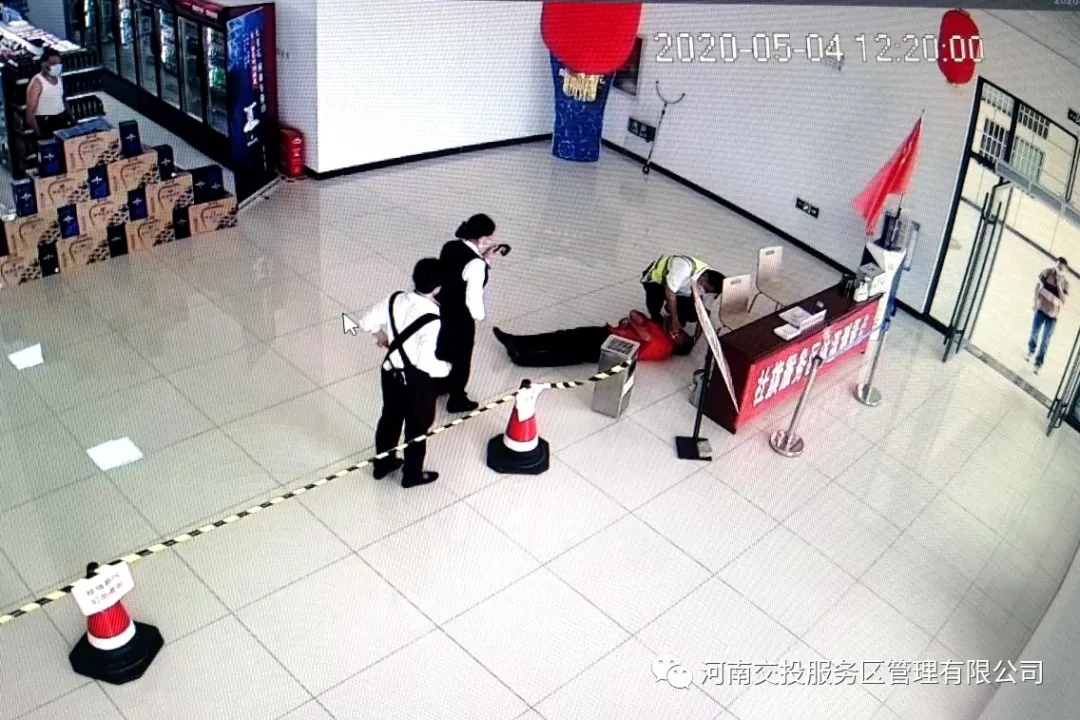 社旗服務(wù)區(qū)及時搶救昏迷顧客.jpg 社旗服務(wù)區(qū)及時搶救昏迷顧客.jpg