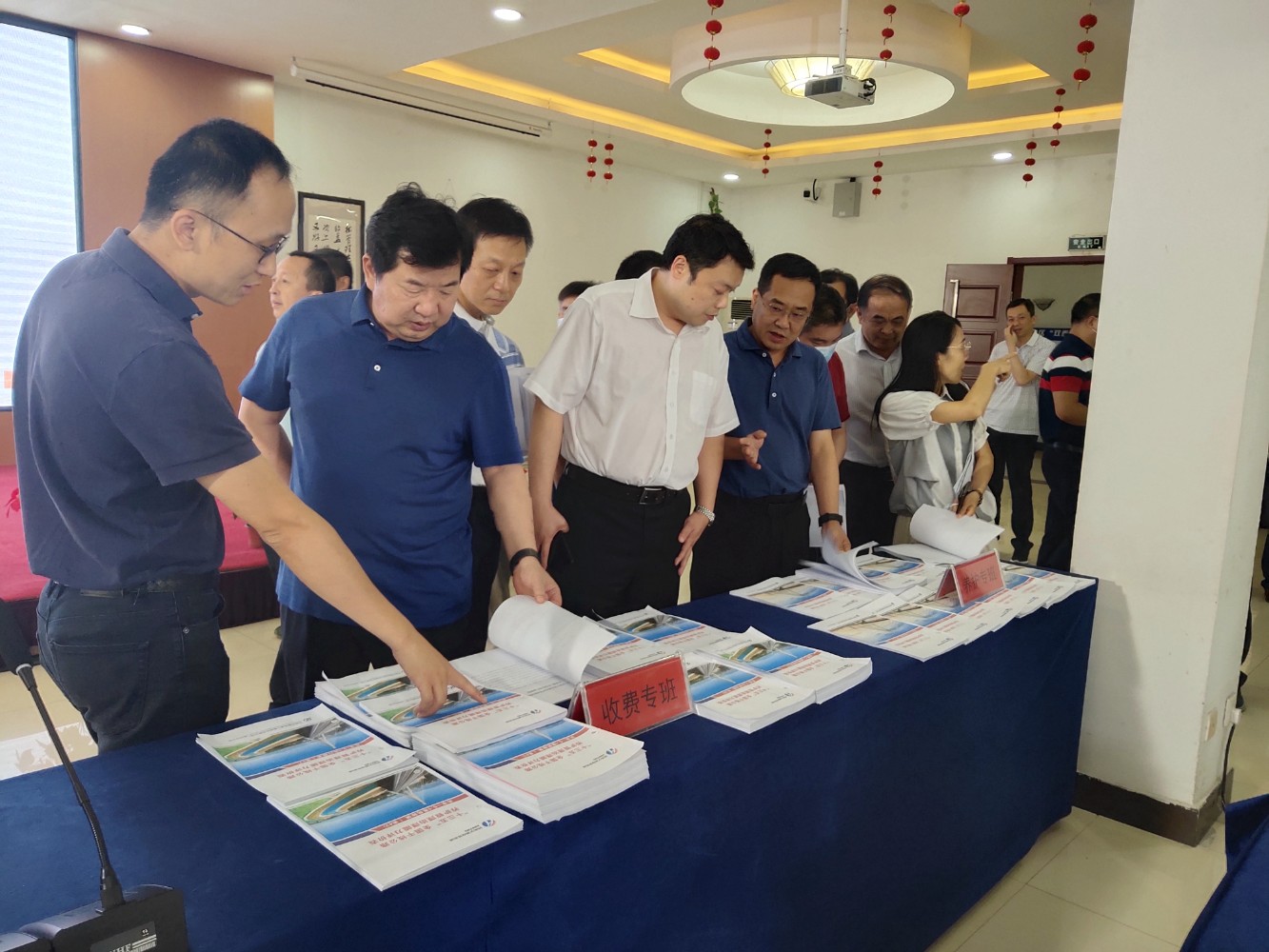 9月14日集團副總經理劉芮華到鄭州南服務區(qū)檢查驗收集團“十三五”公路養(yǎng)護管理治理能力評價工作成果1.jpg 9月14日集團副總經理劉芮華到鄭州南服務區(qū)檢查驗收集團“十三五”公路養(yǎng)護管理治理能力評價工作成果1.jpg