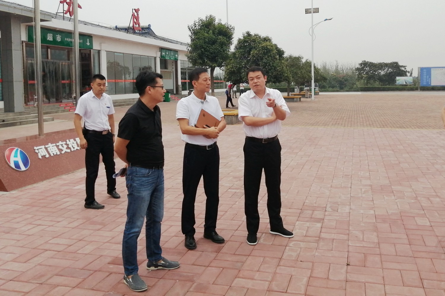 9月14日集團副總經理劉芮華到鄭州南服務區(qū)檢查驗收集團“十三五”公路養(yǎng)護管理治理能力評價工作成果2.jpg 9月14日集團副總經理劉芮華到鄭州南服務區(qū)檢查驗收集團“十三五”公路養(yǎng)護管理治理能力評價工作成果2.jpg