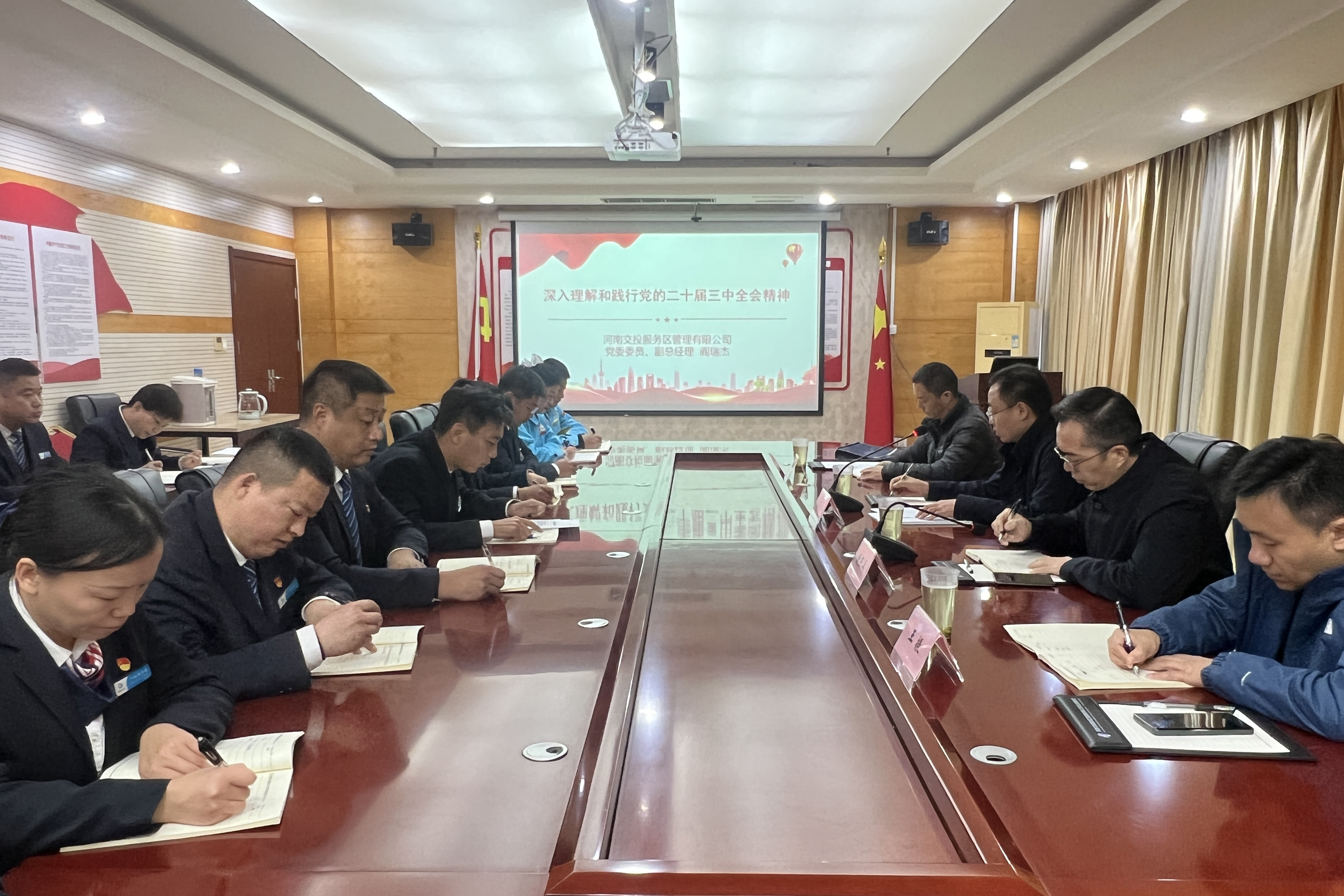 鞏義服務(wù)區(qū).jpg 鞏義服務(wù)區(qū).jpg